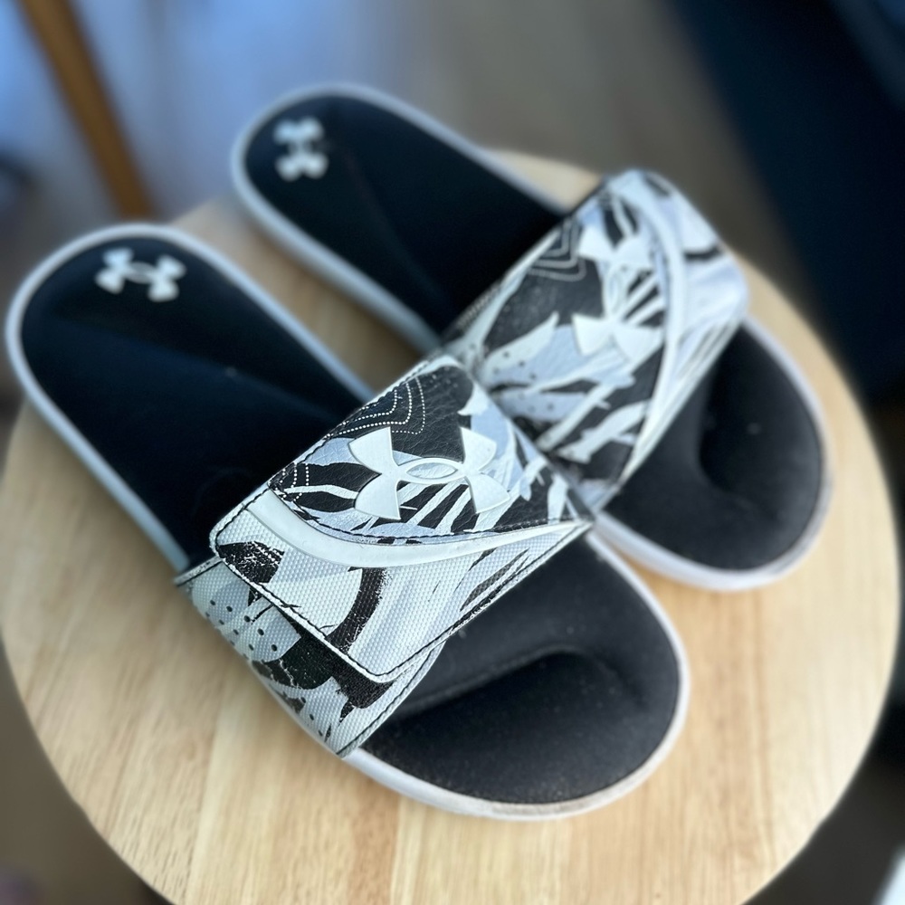 Men’s I Under, Armour sliders. Size 7 mens